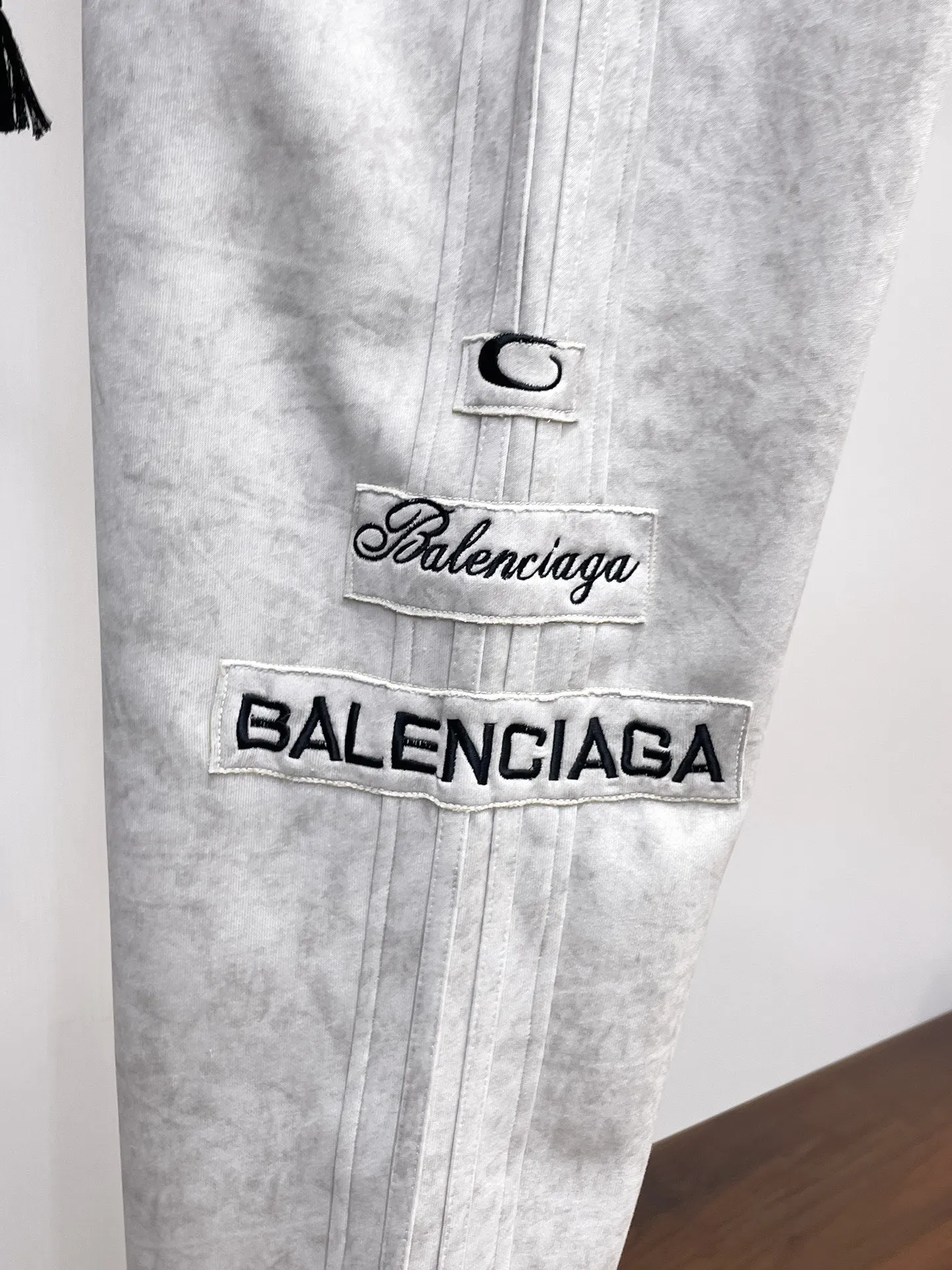 Balenciaga 🆕2026 Autumn and Winter New Arrival Casual Pants! The official website will be released simultaneously. Brand Classic LOGO casual pants, customized fabrics, excellent comfort and strong touch. Highly recognisable, perfect appearance and craftsmanship. Size:M-3XL